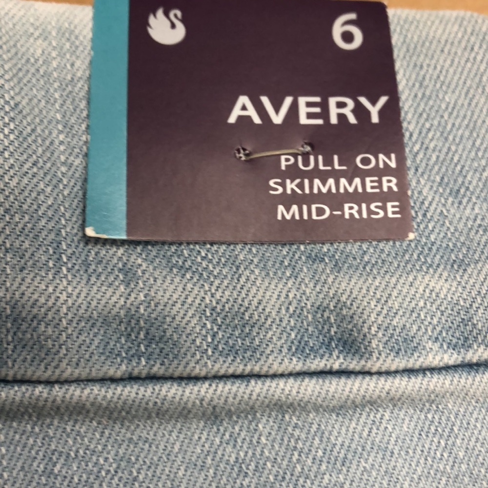2 Pairs Gloria Vanderbilt Avery Pull On Skimmer Jeans - Picture 5 of 6